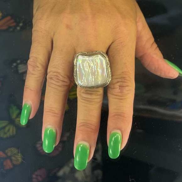 .925. Sterling Silver ring with large Mother of Pearl - Picture 6 of 7